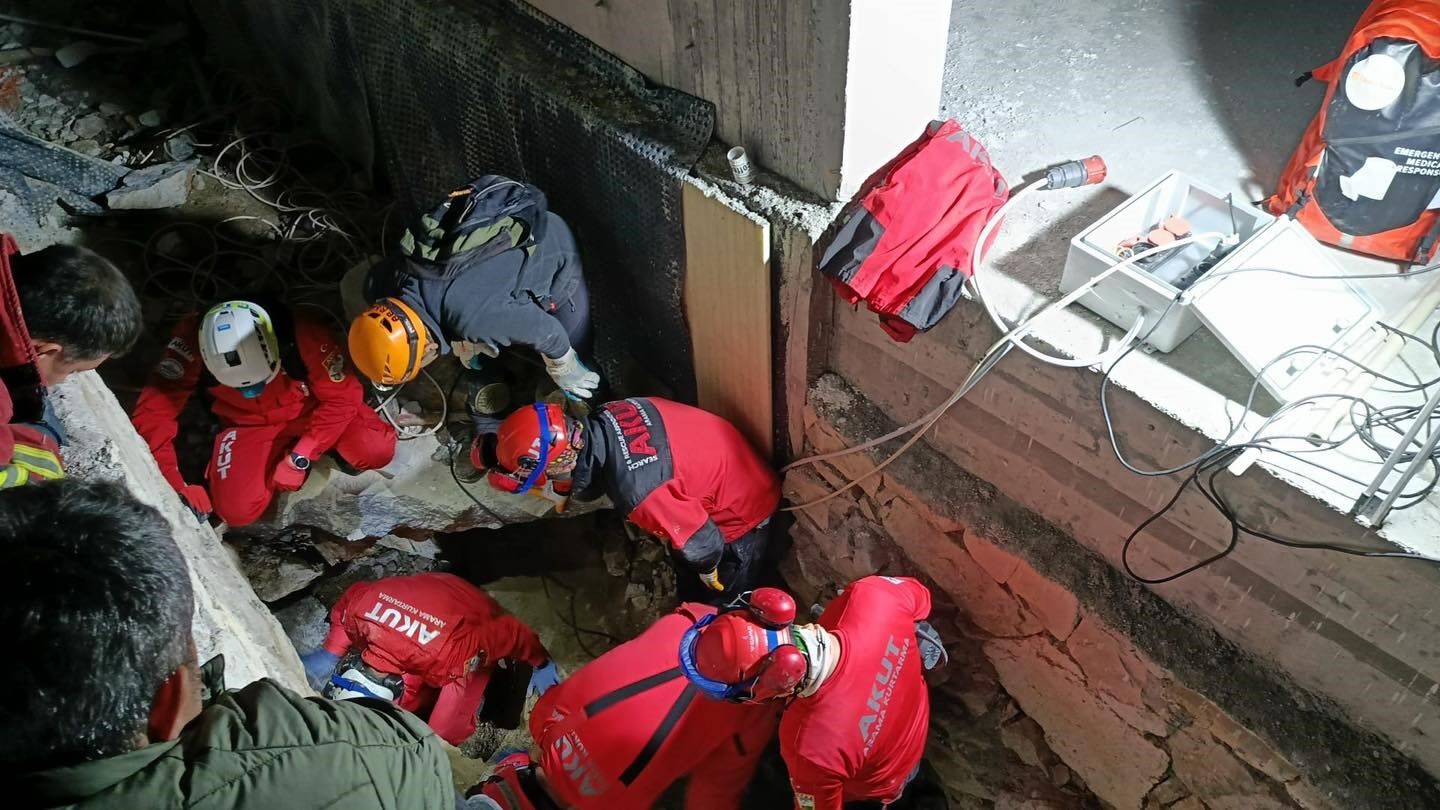 Betonun Icinde Mahsur Kaldi Ekipler Seferber Oldu Kurtarildi (3)