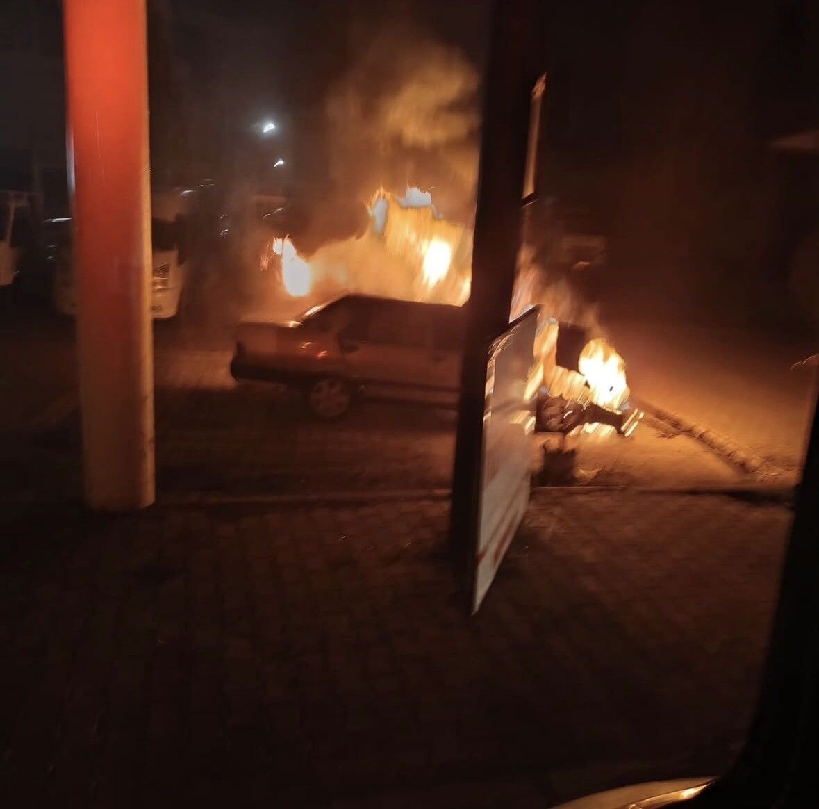 Bir Anda Alev Aldi Park Halindeki Otomobil Alev Topuna Dondu (2)