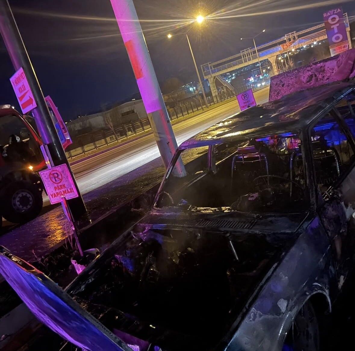 Bir Anda Alev Aldi Park Halindeki Otomobil Alev Topuna Dondu (3)