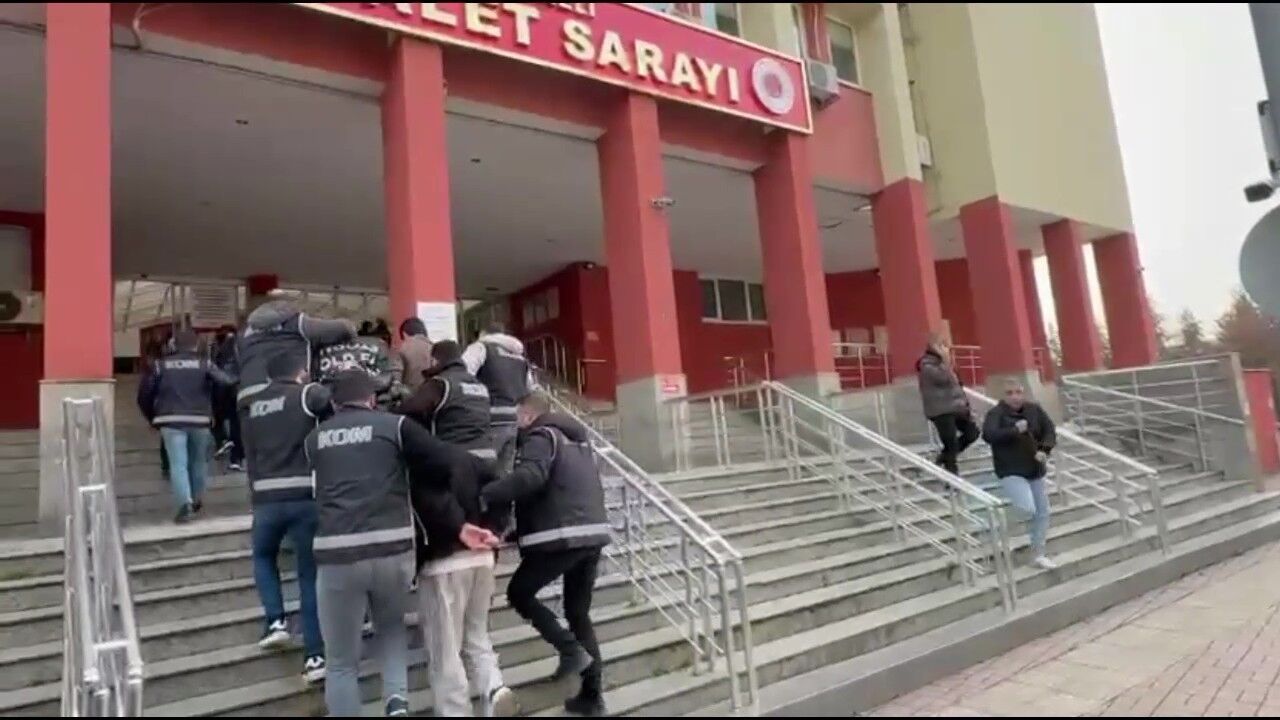 Bir Iş Yeri Sahibinden Yüksek Miktarda Para Talep Ederek, Ölümle Tehdit Ettiği Iddia Edilen Suç Örgütüne Yönelik Düzenlenen Operasyonda 8 Şüpheli Gözaltına Alındı (2)