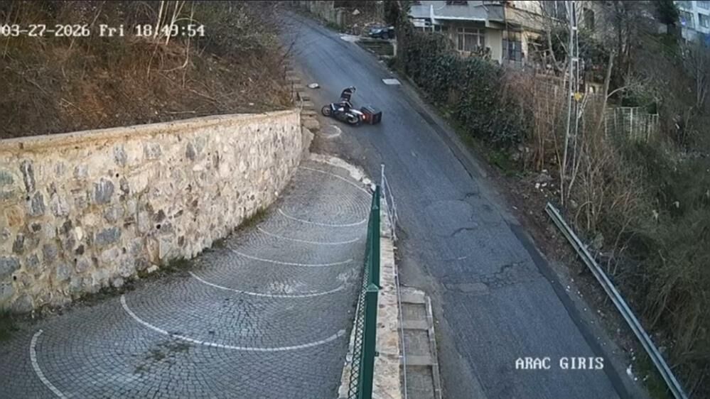 Bozuk Yolda Kayan Motosiklet Sürücüsü, Motosikletinin Hakimiyetini Kaybederek Düştü. Belinden Yaralanan Sürücüye Çevredekilerin Yardım Ettiği Anlar Güvenlik Kamerasına Yansıdı (2)
