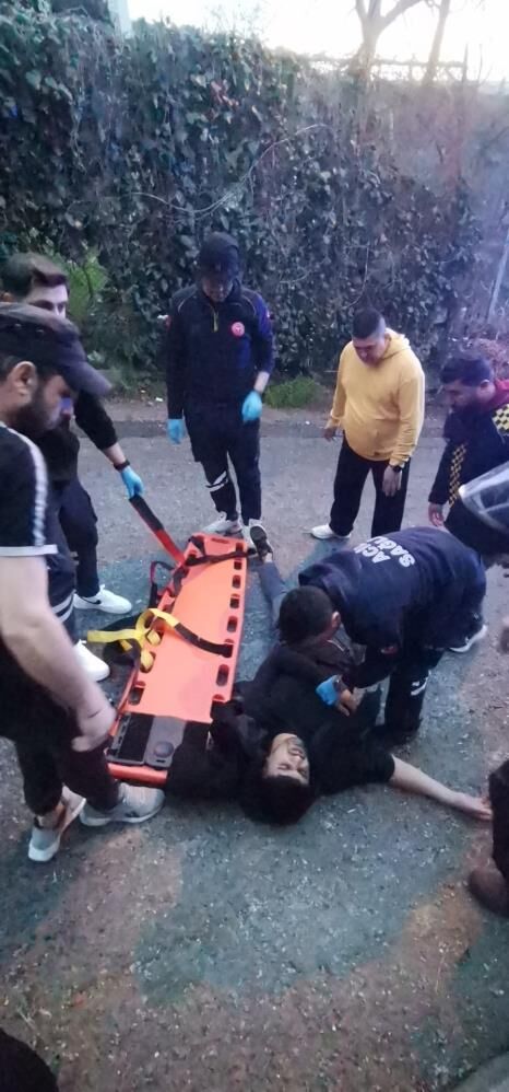 Bozuk Yolda Kayan Motosiklet Sürücüsü, Motosikletinin Hakimiyetini Kaybederek Düştü. Belinden Yaralanan Sürücüye Çevredekilerin Yardım Ettiği Anlar Güvenlik Kamerasına Yansıdı (3)