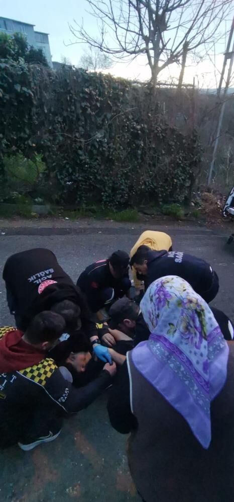 Bozuk Yolda Kayan Motosiklet Sürücüsü, Motosikletinin Hakimiyetini Kaybederek Düştü. Belinden Yaralanan Sürücüye Çevredekilerin Yardım Ettiği Anlar Güvenlik Kamerasına Yansıdı (4)