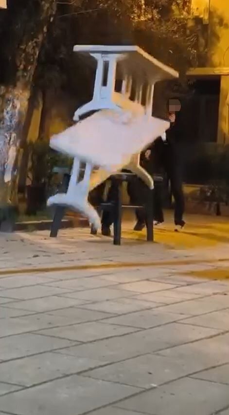 Cami Bahcesinde Skandal Goruntuler Masalara Zarar Veren Cocuklar Yakalandi (1)-1