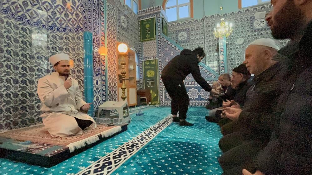 Camide Calan Telefonlar Sabir Tasirdi Imamdan Dikkat Ceken Ciftetelli Cikisi (1)-1