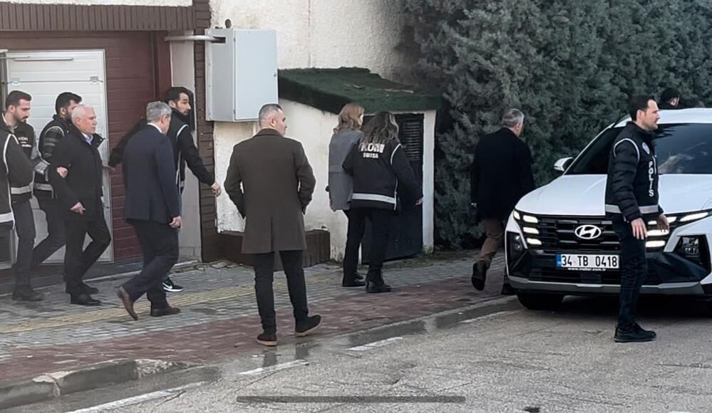 Chpli Belediyelerde Buyuk Sarsinti Buyuksehir Belediye Baskani Mustafa Bozbey Esi Ve K (2)