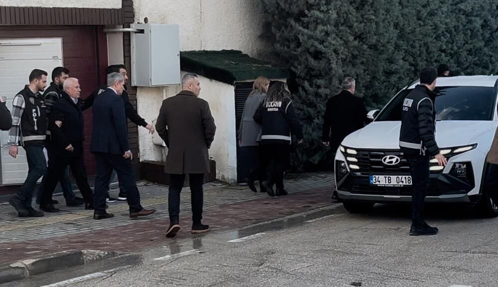 Chpli Belediyelerde Buyuk Sarsinti Buyuksehir Belediye Baskani Mustafa Bozbey Esi Ve K (3)