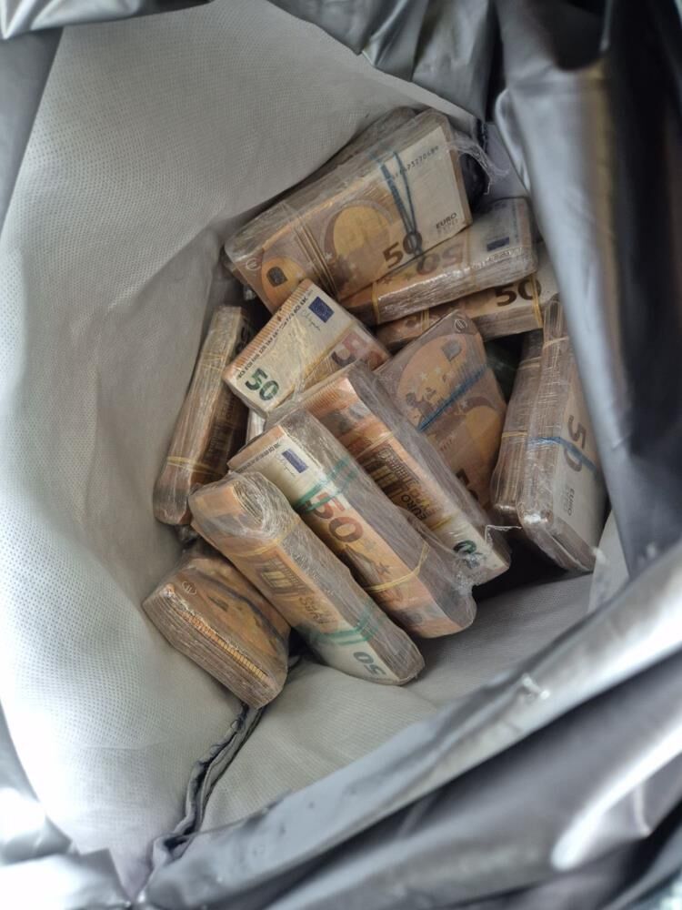 Cikolata Cantasindan Servet Cikti Sinirda 220 Bin Euro Soku (3)