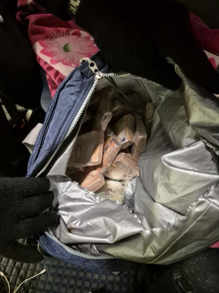 Cikolata Cantasindan Servet Cikti Sinirda 220 Bin Euro Soku (4)