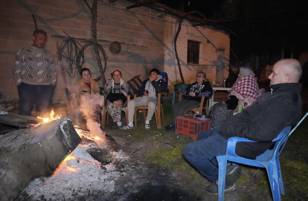 Deprem Bitti Sanildi Ama Kabus Devam Etti 150Den Fazla Artci Korkuttu Vatandas Geceyi (3)