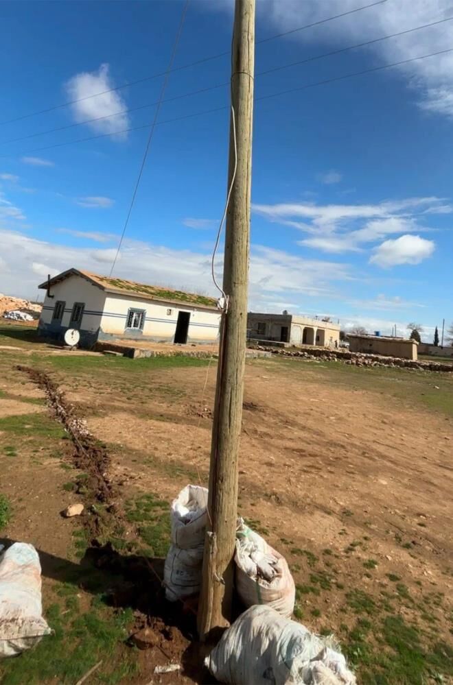 Dikkat Ceken Kacak Elektrik Yontemi Ahsap Diregin Icinden Konuta Kablo Cekilmis (1)-1