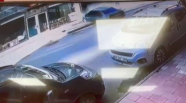 Direksiyon Hakimiyetini Kaybetti Otomobil Mobilya Magazasina Daldi (1)-1