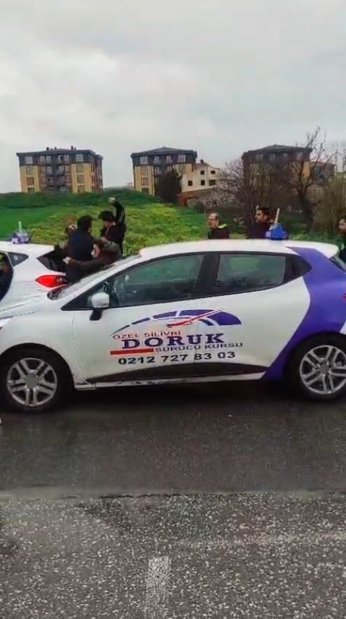 Direksiyon Sinavini Gecemeyen Surucu Babasi Ile Birlikte Komisyon Uyesine Saldirdi (2)