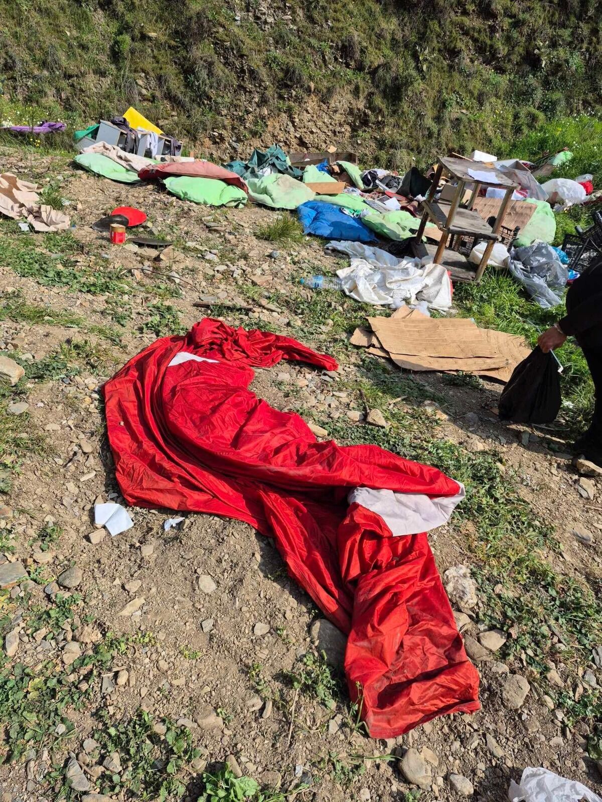 Doğaya Çöp, Yere Bayrak… Salihli’de Vatandaşlardan Tepki-2