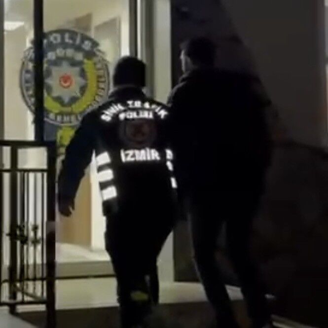 Drift Yaparken Dukkana Carpti Plakasini Dusuren Surucu Geri Gelince Polise Yakalandi (1)-1