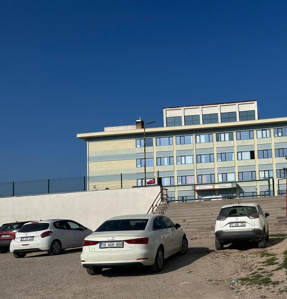 Egitim Camiasi Yasa Boguldu Lise Ogrencisi Okulun 3 Katindan Atlayarak Hayatini Kaybet (1)-1