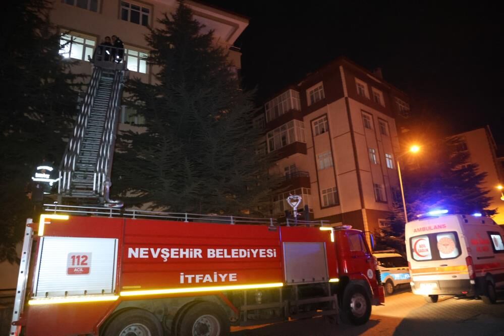 Ekipleri Sok Eden Gercek Evde Yalniz Yasayan Annesinden Haber Alamayan Kadin 112Yi Ara (2)