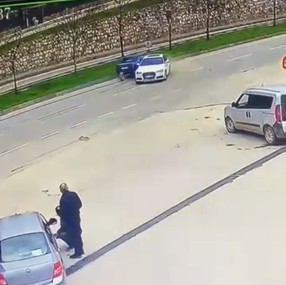 El Freni Cekilmeyince Dehset Yasandi Park Halindeki Arac Ana Yola Firladi (2)