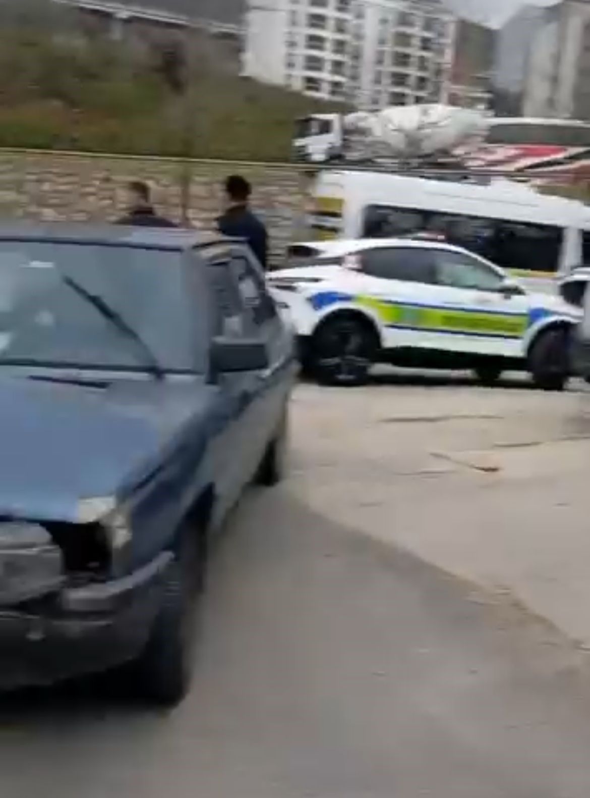 El Freni Cekilmeyince Dehset Yasandi Park Halindeki Arac Ana Yola Firladi (3)