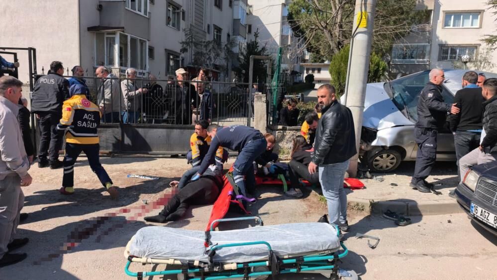 El Freni Unutuldu Otomobil Yokus Asagi Indi 1 Olu 2 Agir Yarali Kaza Guvenlik Kamerasinda (4)