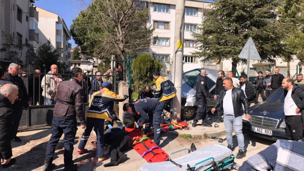 El Freni Unutuldu Otomobil Yokus Asagi Indi 1 Olu 2 Agir Yarali Kaza Guvenlik Kamerasinda (5)