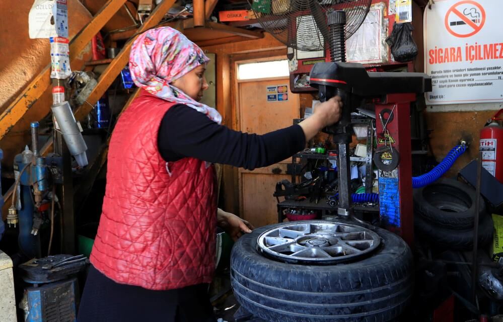 Erkek Beklerken Kadin Usta Cikti Kadin Ustaya Sasiran Musteriler (4)