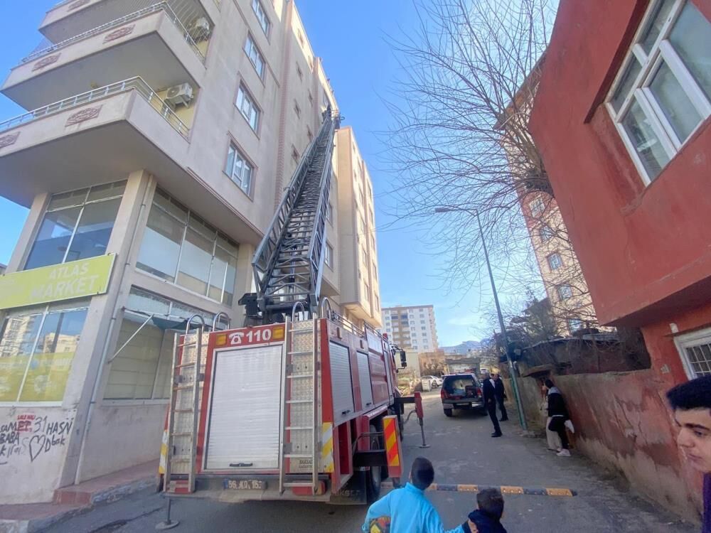 Ev Sahipleri Yoktu Tehlike Buyudu Ocakta Unutulan Yemek Itfaiyeyi Harekete Gecirdi (1)