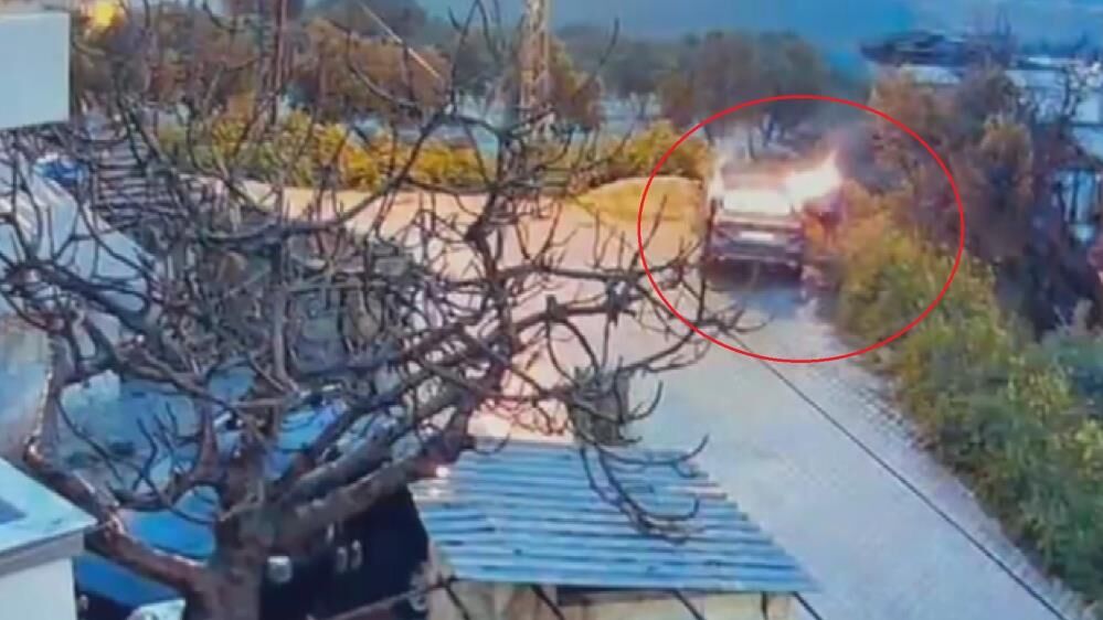 Evin Onunde Park Halindeydi Benzin Doktu Araci Yakti Kacarken Kendisi De Yandi (3)