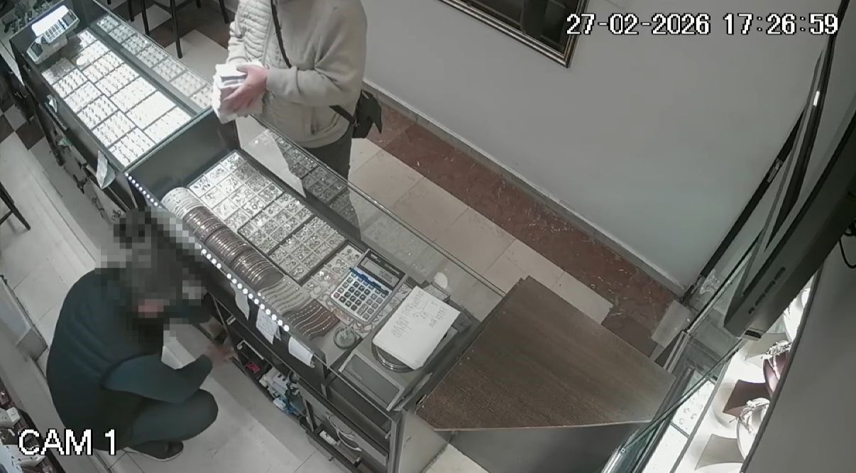 Evinde Oldurulen Kadinin Altinlarini Gasbetti Kuyumcuda Bozdururken Kameralara Takildi (3)