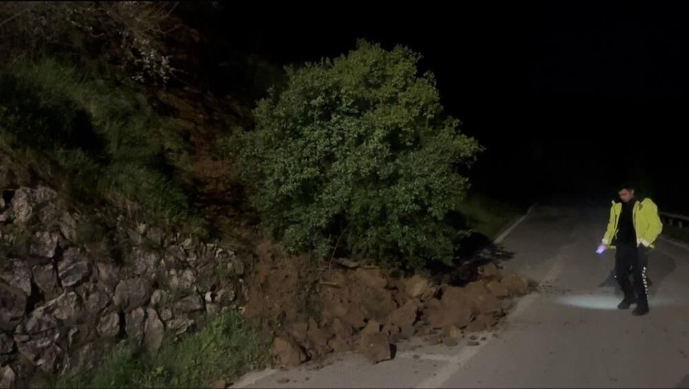 Felaket Ani Kamerada Kayalar Yola Dustu Arac Saniyelerle Kazadan Kurtuldu (1)