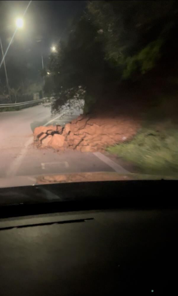 Felaket Ani Kamerada Kayalar Yola Dustu Arac Saniyelerle Kazadan Kurtuldu (3)