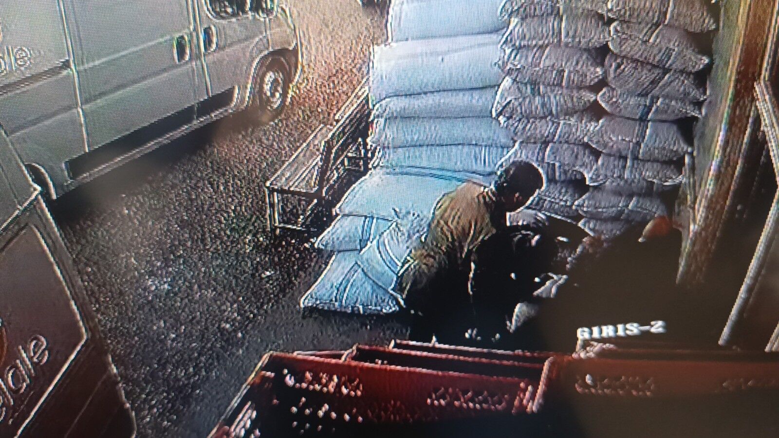 Firin Calisani Cuvalin Uzerinde Elinde Cay Bardagi Ile Dinlenirken Kalp Krizi Gecirdi (3)