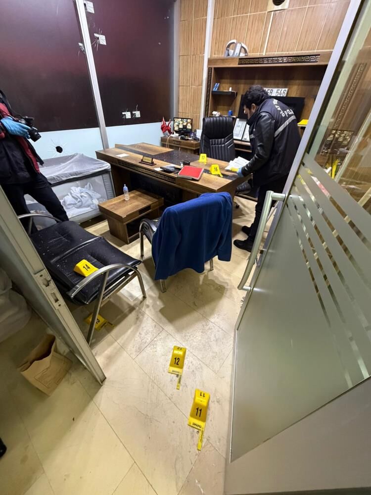 Firin Hedef Alindi Camlar Paramparca Silahli Saldiri Kameralara Boyle Yansidi (1)-1