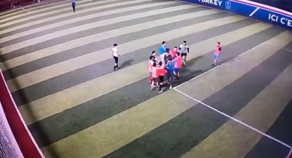 Futbol Sahasi Boks Ringine Dondu Tekme Ve Yumruklar Havada Uctu (2)