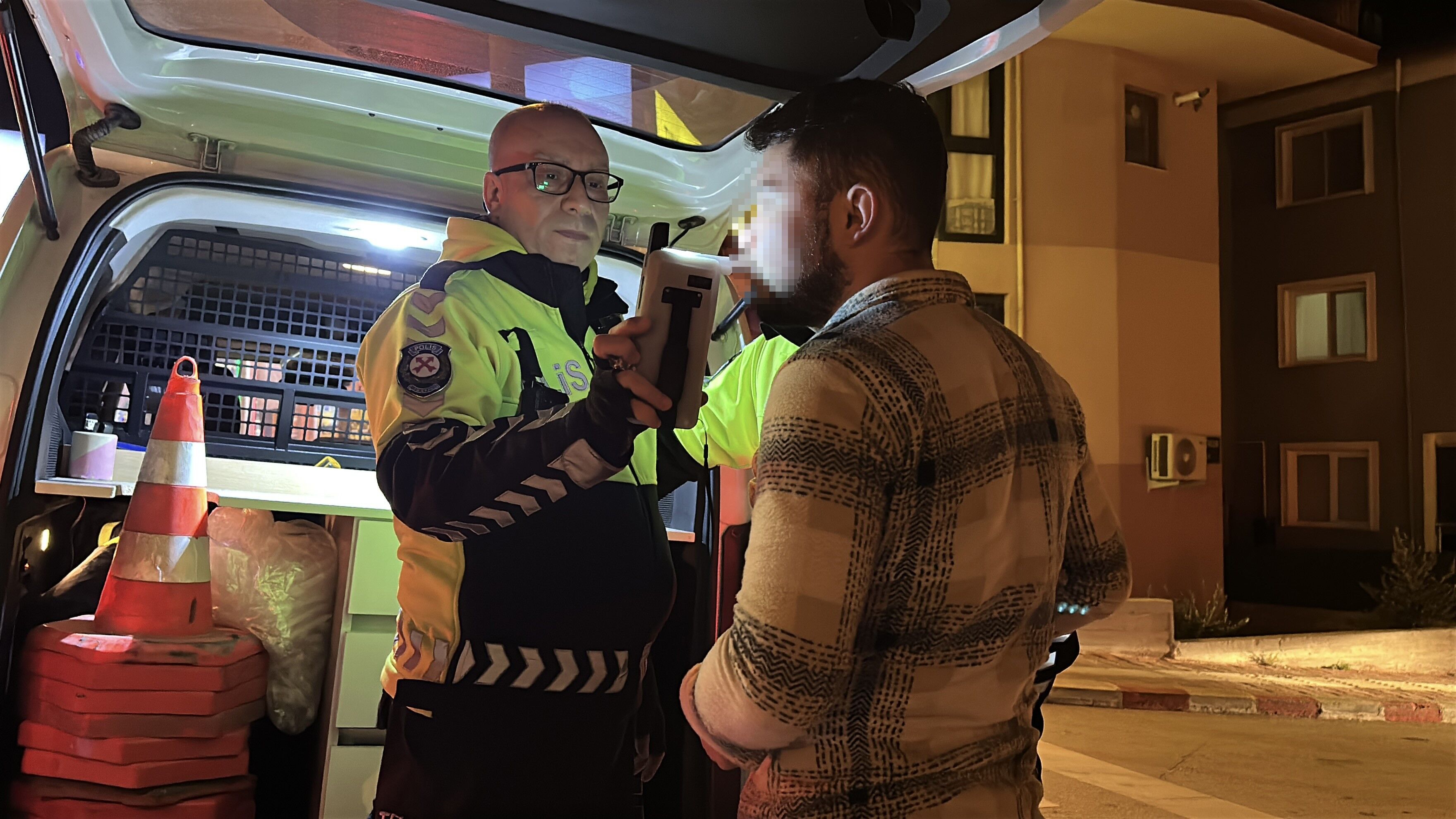 Gece Yarisi Tehlike Yaratti Alkollu Surucu 222 Promil Alkollu Yakalandi Ehliyeti 6 Ay Alindi (2)