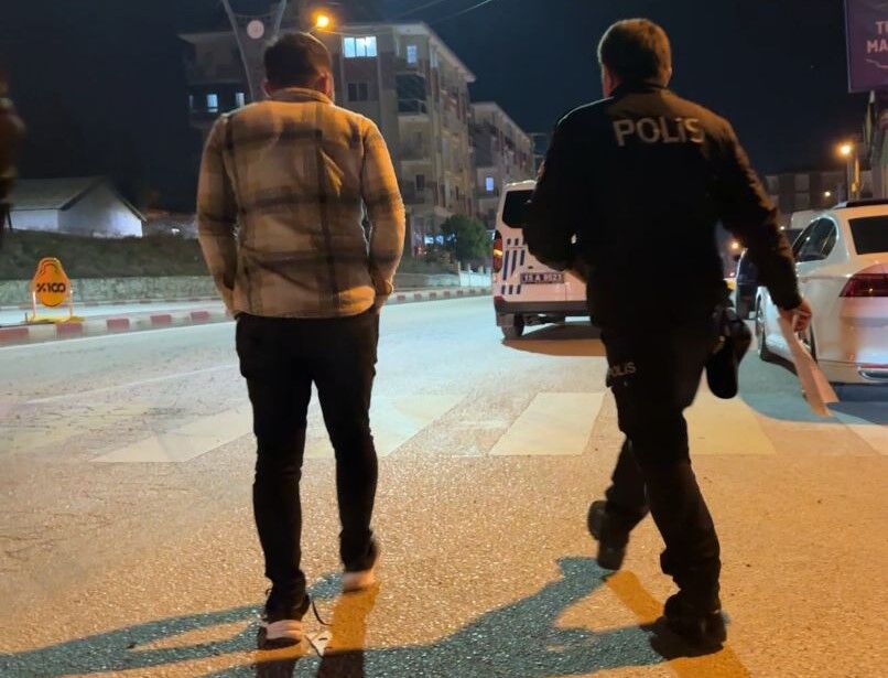 Gece Yarisi Tehlike Yaratti Alkollu Surucu 222 Promil Alkollu Yakalandi Ehliyeti 6 Ay Alindi (4)