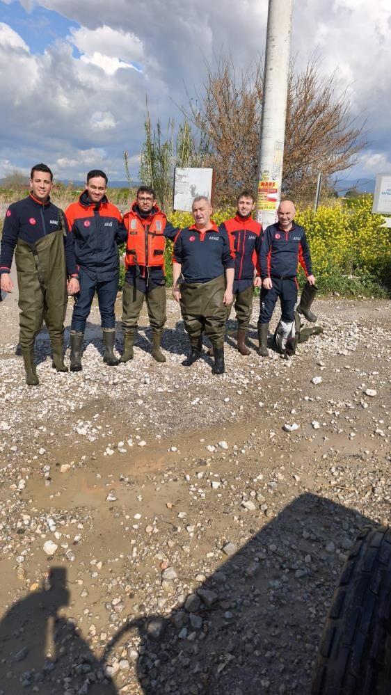 Gediz Nehri Tasti 10 Kisi Botlarla Kurtarildi (2)
