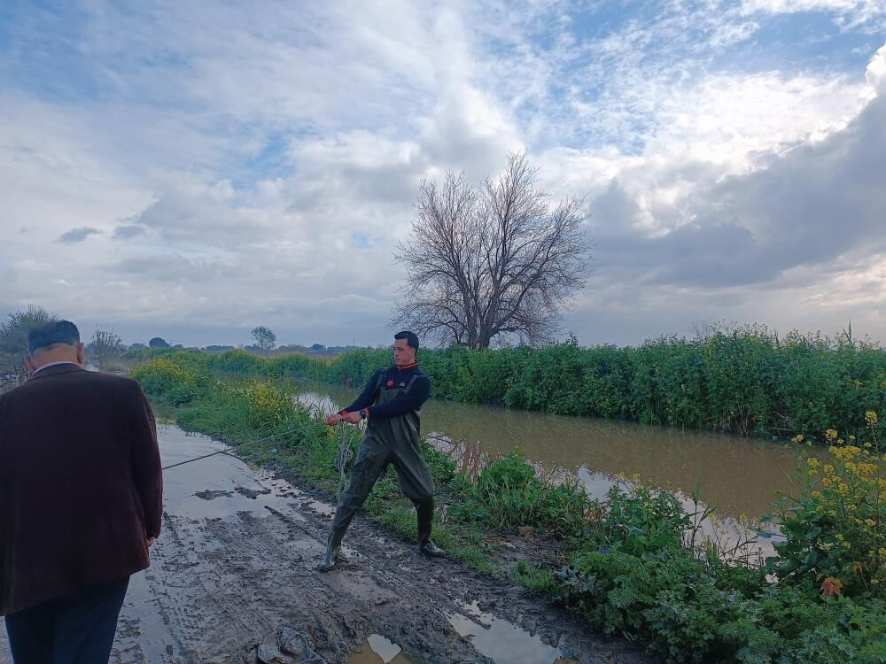 Gediz Nehri Tasti 10 Kisi Botlarla Kurtarildi (3)