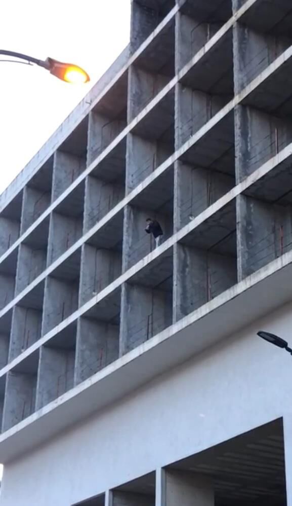 Genc Surucu Trafikten Kacti 309 Bin Tl Ceza Yedi 4 Katli Insaatin Catisina Cikarak Direndi (1)-1