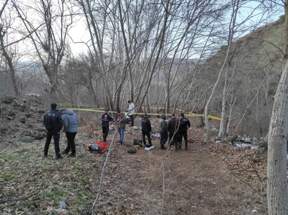 Gizemli Olum Vakasi Dere Kenarinda Bulunan Cesedin Cevresindeki Detaylar Soru Isaretle (1)