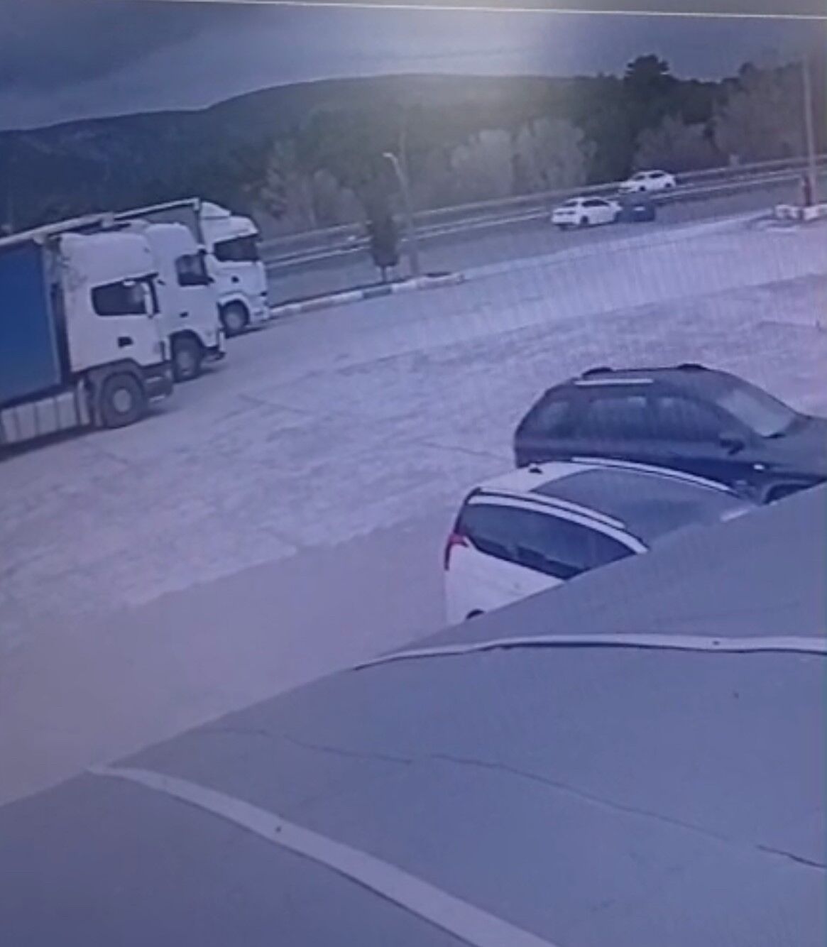 Hareket Eden Aracina Binmek Isterken Canindan Oldu Kaza Ani Guvenlik Kamerasina Boyle (1)-1