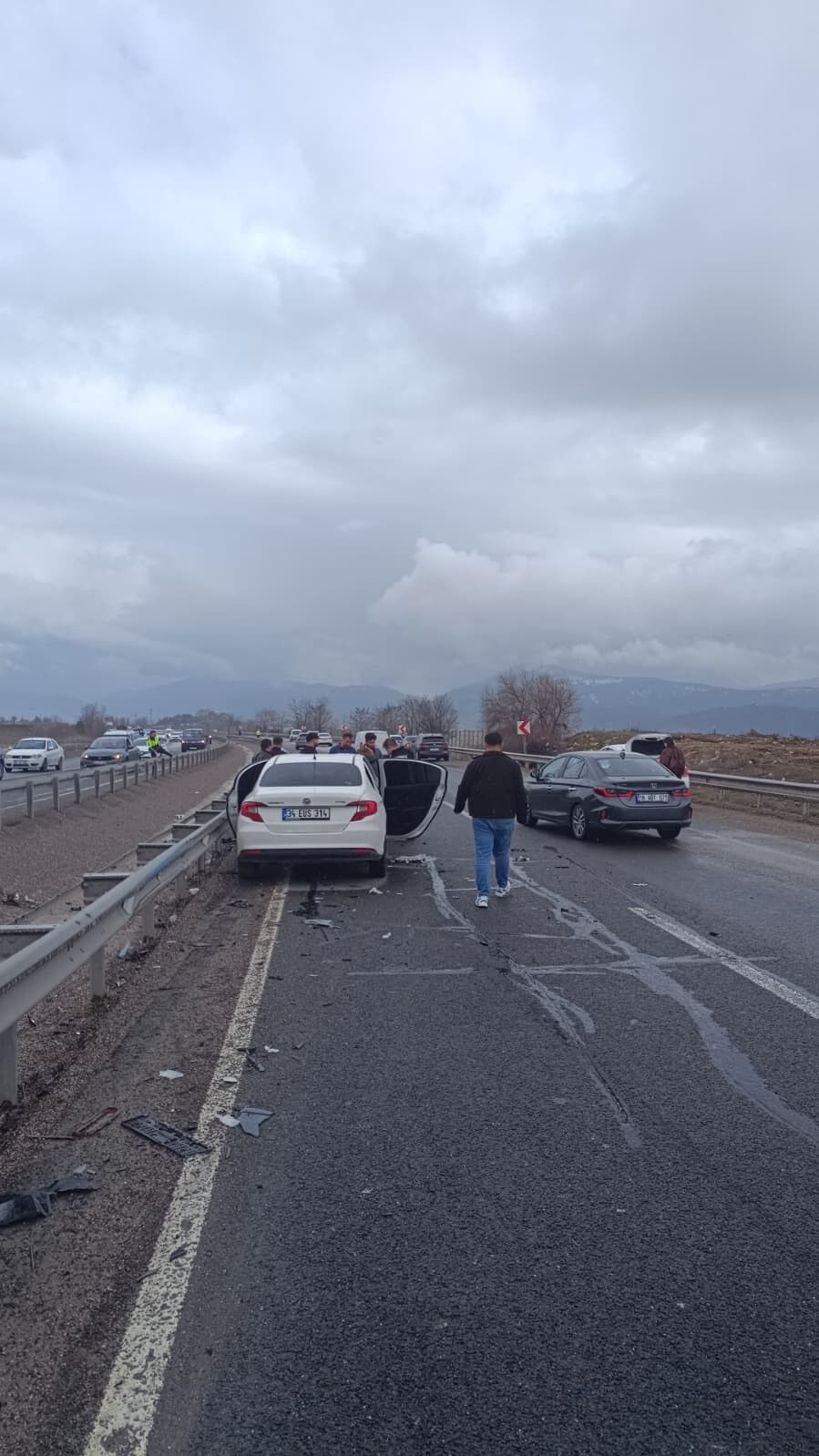 Hareket Eden Aracina Binmek Isterken Canindan Oldu Kaza Ani Guvenlik Kamerasina Boyle (3)