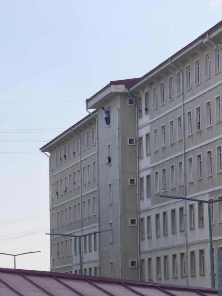 Hava Yastigi Acildi Ama Kurtaramadi Camdan Atlayan Genc Hayatini Kaybetti (1)-1