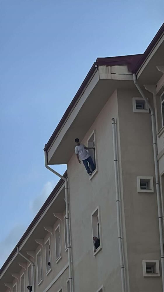 Hava Yastigi Acildi Ama Kurtaramadi Camdan Atlayan Genc Hayatini Kaybetti (3)