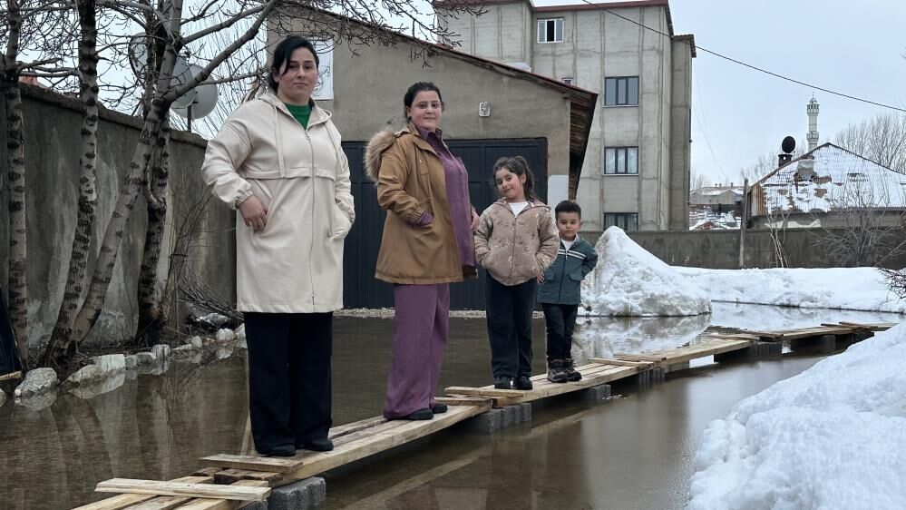 Her Yil Ayni Cile Altyapi Yetersizligi Pes Dedirtti Evine Tahta Kopruyle Ulasiyor (2)