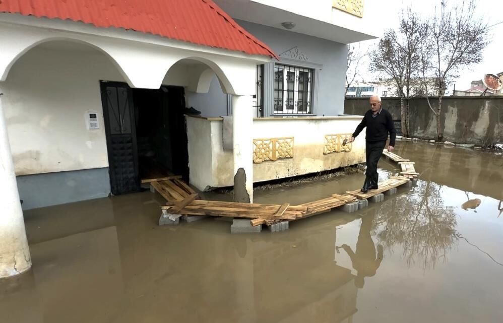 Her Yil Ayni Cile Altyapi Yetersizligi Pes Dedirtti Evine Tahta Kopruyle Ulasiyor (3)
