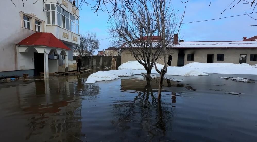 Her Yil Ayni Cile Altyapi Yetersizligi Pes Dedirtti Evine Tahta Kopruyle Ulasiyor (4)