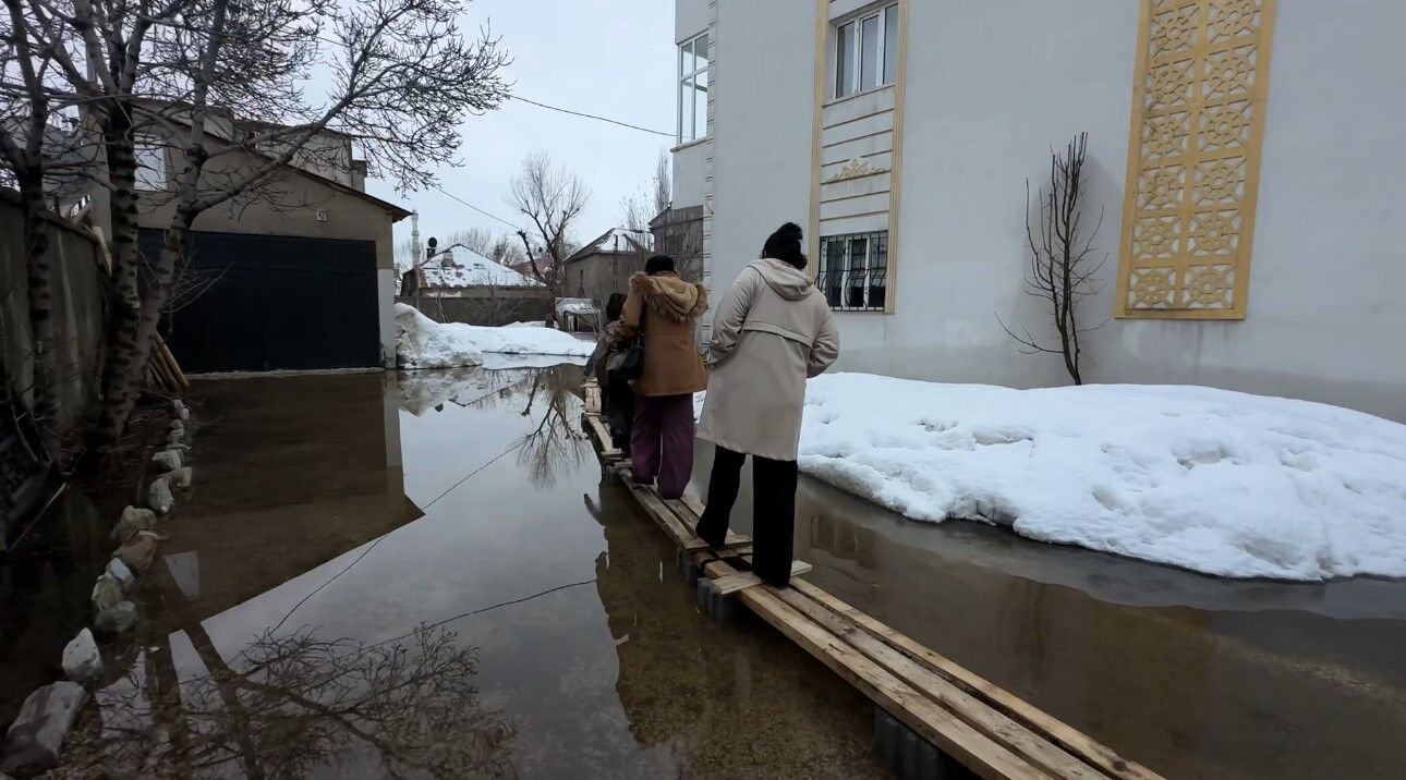 Her Yil Ayni Cile Altyapi Yetersizligi Pes Dedirtti Evine Tahta Kopruyle Ulasiyor (5)