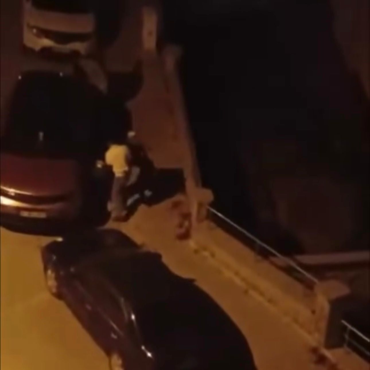 Iki Grup Sokak Ortasinda Birbirine Girdi Yumruklu Kavga Cep Telefonuna Boyle Yansidi (1)-1