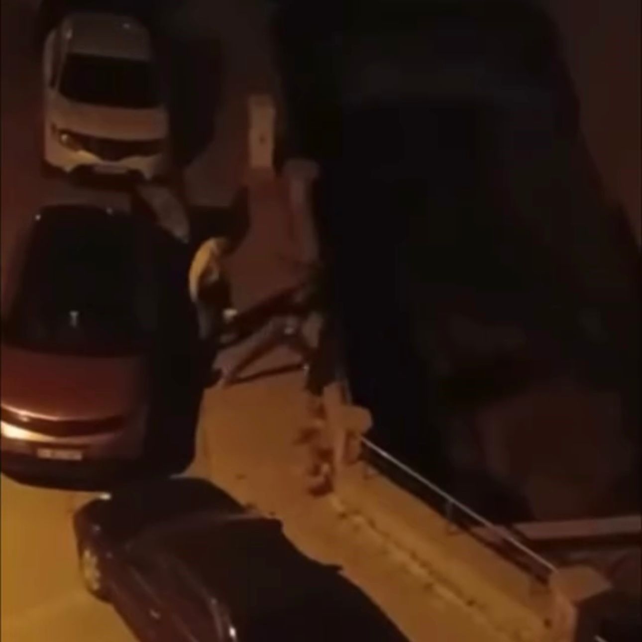 Iki Grup Sokak Ortasinda Birbirine Girdi Yumruklu Kavga Cep Telefonuna Boyle Yansidi (3)